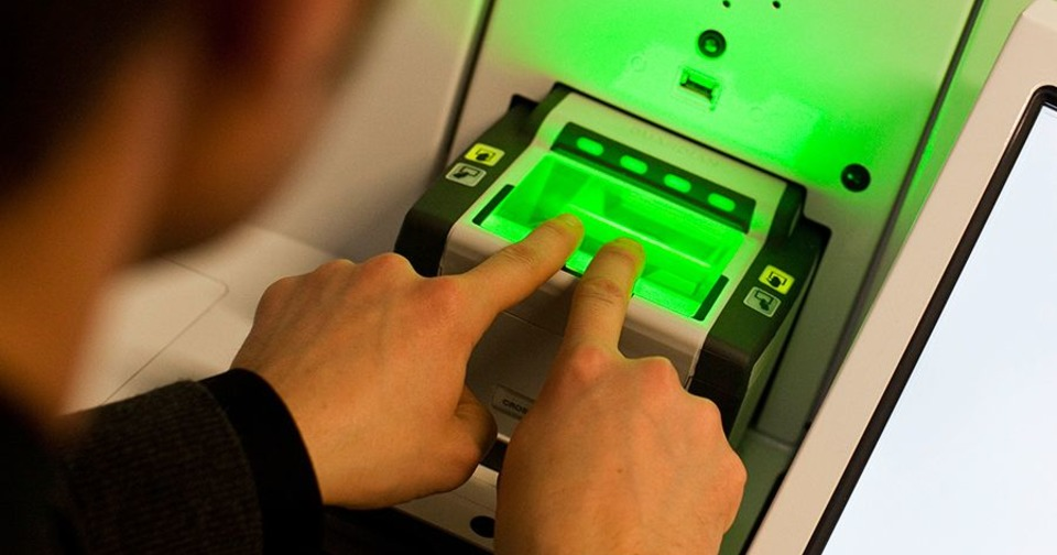 Студент из Индии срезал кожу со своего пальца и наклеил ее другу, чтобы ...